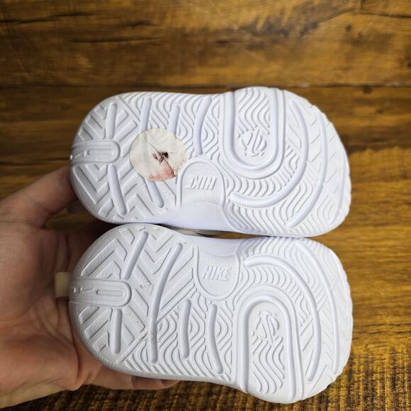 Nike Boys Team Hustle D11 Basketball Shoe White Red sz 4C. - Picture 4 of 9